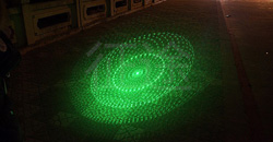 Puntare il puntatore laser verde ad alta potenza sul fuoco